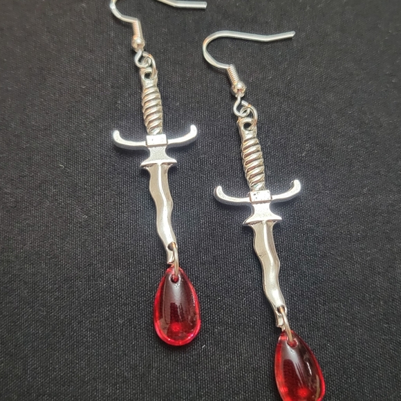 Blood drop dagger earrings - Picture 3 of 4
